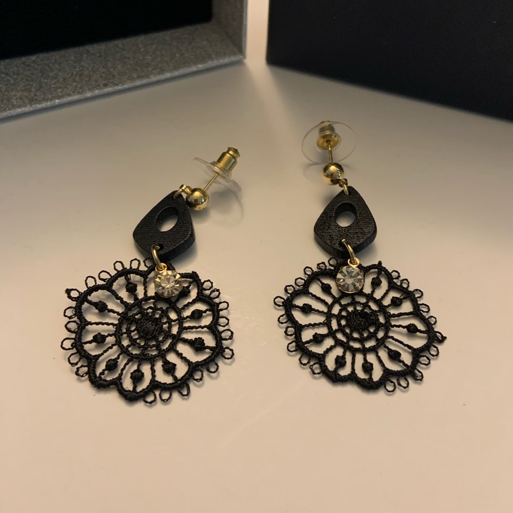 NWOT Black and Gold Hanging Earrings with Gem - Picture 2 of 4